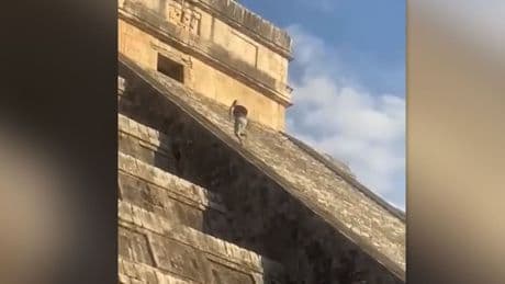 Diesen Trip wird er bereuen - Deutscher Touri klettert auf Maya-Tempel