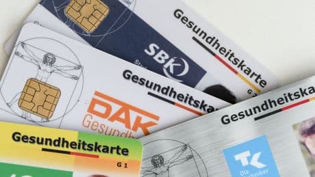 Hunderte Euro mehr vom Gehalt abgezogen: Krankenkassen erhöhen Beiträge ab Juli