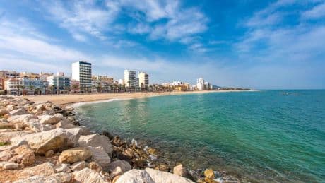 Cierran al baño la playa del Fortí de Vinaròs (Castellón) tras detectarse un posible vertido de hidrocarburos