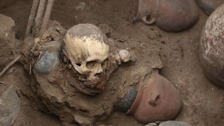 Nuevas obras para instalar gas en Lima permiten descubrir otra tumba prehispana de hace 1.000 años con los restos de un hombre en su interior