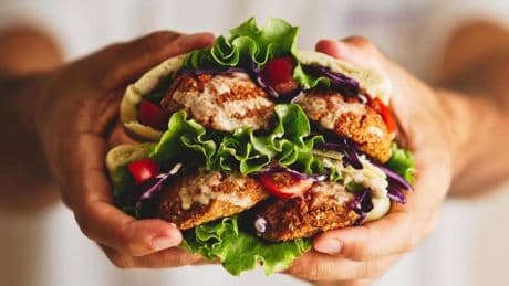 Prepara en casa este falafel de remolacha con pan de pita y salsa de cacahuete