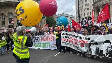 Londra'da binler "Savaşa değil refaha bütçe" talebiyle sokağa indi