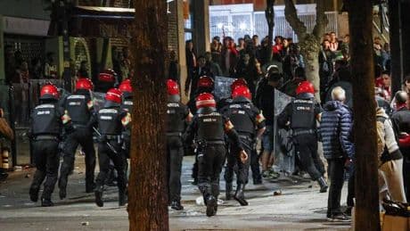 Al menos seis detenidos y doce ertzainas heridos en los disturbios ocurridos en los alrededores de San Mamés