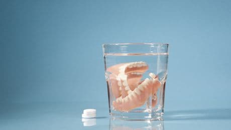 Von der Prothese zur Putzwaffe: So lässt sich Gebissreiniger im Haushalt perfekt einsetzen