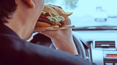 Nieuw ondezoek: mannen vervuilen flink meer dan vrouwen, vooral door vlees en auto’s
