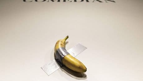 "È successo di nuovo". Ecco che fine ha fatto un'altra banana di Cattelan