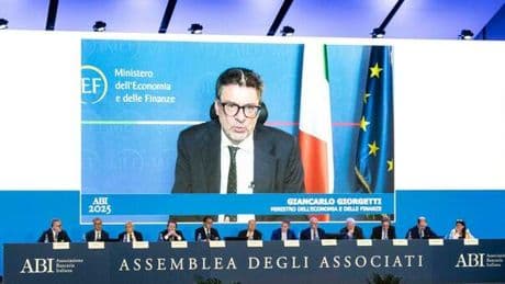 Giorgetti ottimista sul Pil: «La crescita è già allo 0,5%». Bankitalia: sale il risparmio