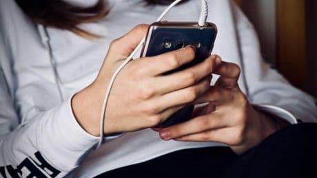 Via lo smartphone per punizione e l'adolescente finisce in ospedale in crisi di astinenza