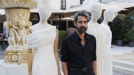Moisés Nieto diseña su primera colección nupcial para novias que escapan de lo establecido