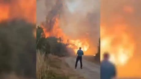 Rescatan a una persona que se quedó rodeada por las llamas mientras hacía un cortafuegos en Ourense