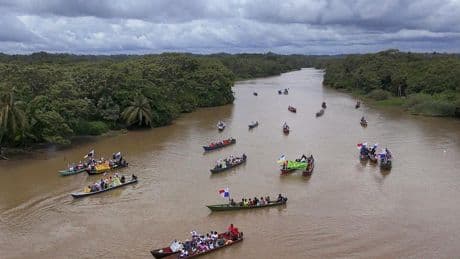 Una protesta sobre el río para salvar sus hogares del nuevo embalse del canal de Panamá