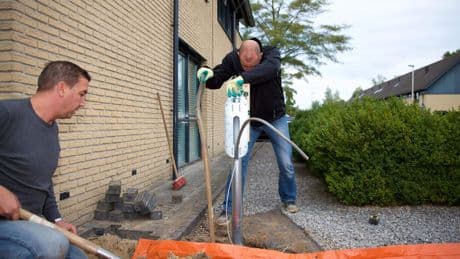 Man ’steelt’ laadpaal van werkgever en plaatst hem in eigen tuin: ontslag op staande voet, maar wel vergoeding