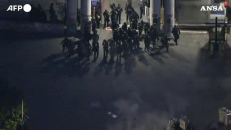 Ancora scontri a Los Angeles, la polizia usa i gas lacrimogeni | Video
