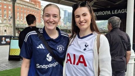 Las hinchas del Tottenham y del United que se han hecho amigas en Bilbao: «Mañana no nos hablaremos»