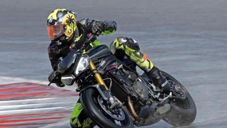 Nieuwe Triumph Speed Triple heeft goede manieren met een aangenaam hooligan-randje: ’Wat gaat dit ongekend hard’
