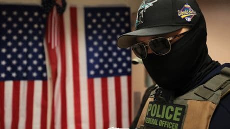 Chasse aux sans-papiers : quand Fox News embarque avec l’ICE pour commettre des enlèvements… en toute illégalité