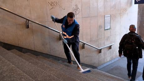 Frühjahrsputz am Ostbahnhof - BILD-Reporter putzt Berliner U-Bahn