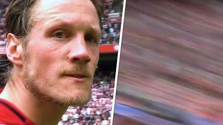 Hier slaat Weghorst camera uit handen: 'Blijf van die man af!'