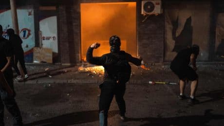 Vijfde nacht op rij rellen in Servië: demonstranten stichten brand in kantoor regeringspartij