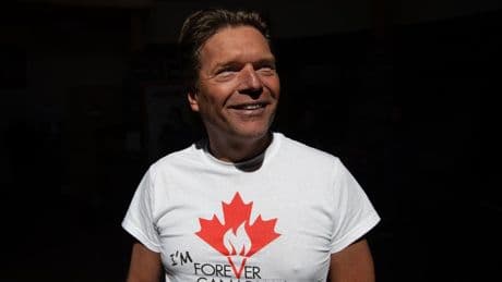 Former Alberta deputy premier takes pro-Canada petition fight to driveways, dog parks