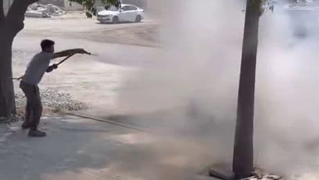 Park halinde alevlere teslim oldu, mikser sürücüsü imdadına yetişti