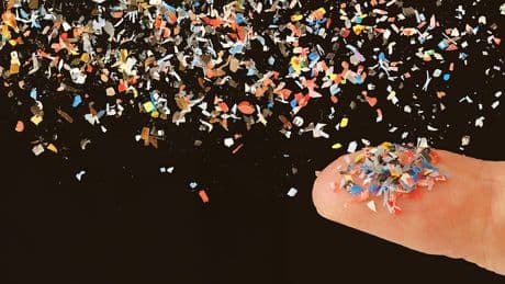 Deutlich mehr als bisher angenommen - So viel Mikroplastik atmen wir täglich ein