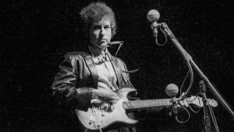 Mythos Newport: Bob Dylan reißt sich das Band des Folksängers von der Stirn