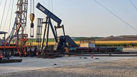 Petrol sondaj kuyusunda yangın: Yaralılar var