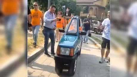 Nie wieder Parkplatzprobleme: Halber Fiat passt in JEDE Lücke