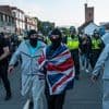 Honderden Britten protesteren bij migrantenhotel, vijf relschoppers gearresteerd