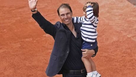 Met zijn zoontje Rafael junior op de arm krijgt Nadal het afscheid dat hij verdient