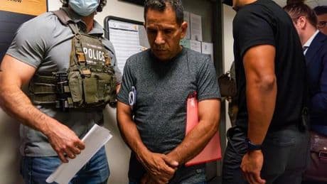 A New York, immersion dans l’immeuble du 26 Federal Plaza, où la police de l’immigration arrête et détient des immigrés venus renouveler leurs papiers