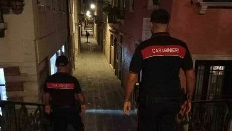 Turisti ebrei picchiati da 10 uomini con un rottweiler, schiaffi e cocci di bottiglia lanciati addosso alla donna al grido di «Free Palestine»