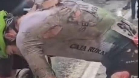 Los gritos de dolor de un corredor tras un caída: la cara más dura del ciclismo