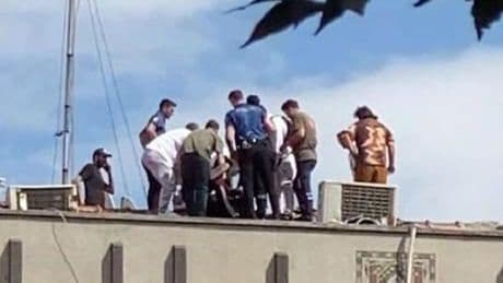 Ümraniye'de hareketli anlar… Bir vatandaş 4 katlı binanın çatısına çıkarak intihar girişiminde bulundu