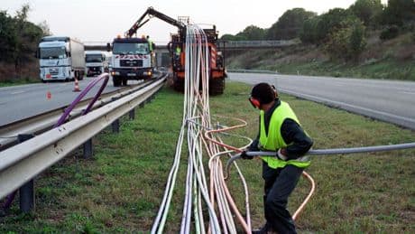 Los gigantes mundiales de la inversión se lanzan a por la fibra óptica española