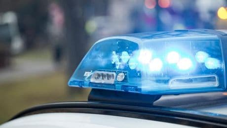 Mann durch Messerstiche lebensgefährlich verletzt – Polizei setzt Hubschrauber ein