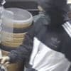 Polizei sucht Zeugen - Räuber stürmen mit Pistole und Hammer in Laden