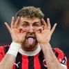 Santiago Giménez grijpt met Zolotarchuk op zijn rug hoofdrol bij AC Milan