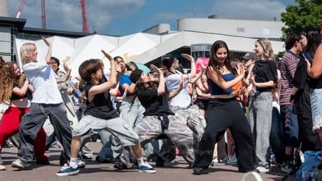 Neuer Streetdance-Trend - K-Pop-Anhänger erobern den Berliner Alexanderplatz
