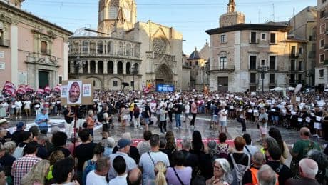 La décima protesta contra Mazón por la DANA homenajea a las 228 víctimas: "Detrás de los 10 meses hay 334 días de dolor"