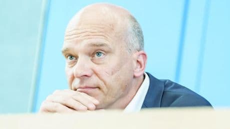 Ministeriumssprecher droht Journalisten – Opposition fordert Konsequenzen