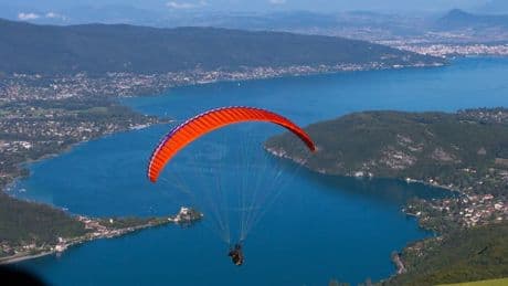 Un parapentiste meurt après une chute de 200 mètres dans le lac d'Annecy