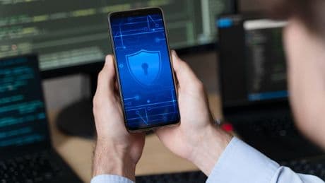El aviso de los expertos en ciberseguridad antes de salir de casa: desactiva esta función de tu móvil