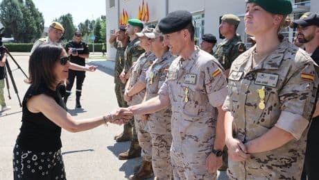 Robles condecora por primera vez a los militares desplegados por la DANA en Valencia: &quot;Sois verdaderos héroes&quot;