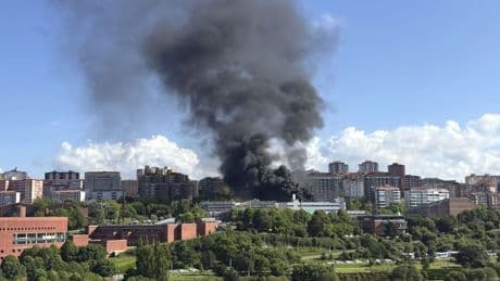 Un incendio desatado en la cubierta de la Facultad de Ciencias de la Universidad de Cantabria obliga a evacuar el edificio