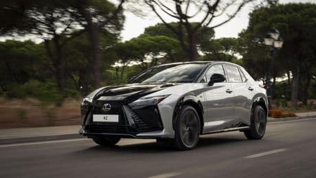 Lexus RZ: el SUV eléctrico con volante tipo avión que adelanta la nueva era de la marca japonesa y que llegará en 2026