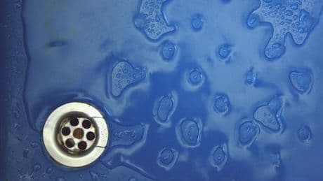 Müffelnder Abfluss in der Dusche: 4 günstige Hausmittel helfen sofort