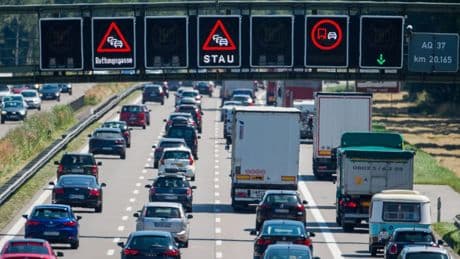 Unfall auf A8 vor München: Lkw kippt um – Autobahn gesperrt