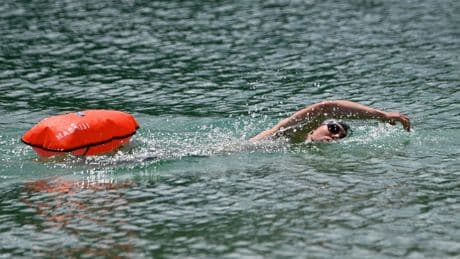 Trend im Badesee: Eine Boje schwimmt nie allein